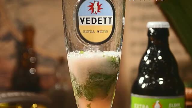 The drinking method of beer and soda originated in the 19th century. Retro and unconventional, fresh