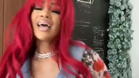 Saweetie Dancing in jeans [Short]