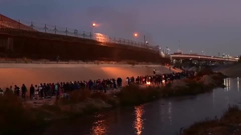 invasion : caravan of over 1,000 people crossed illegally into El Paso, TX last night