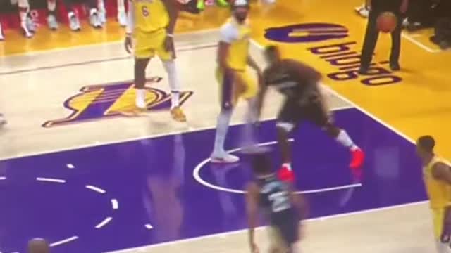 Zion Williamson huge dunk against Anthony Davis
