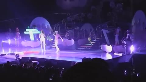 "Master... Im not feeling so well" Katy Perry Falls on stage LIVE