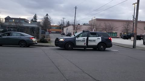 COP STOPS MAN FOR DROPPING PASANGER AT CURB