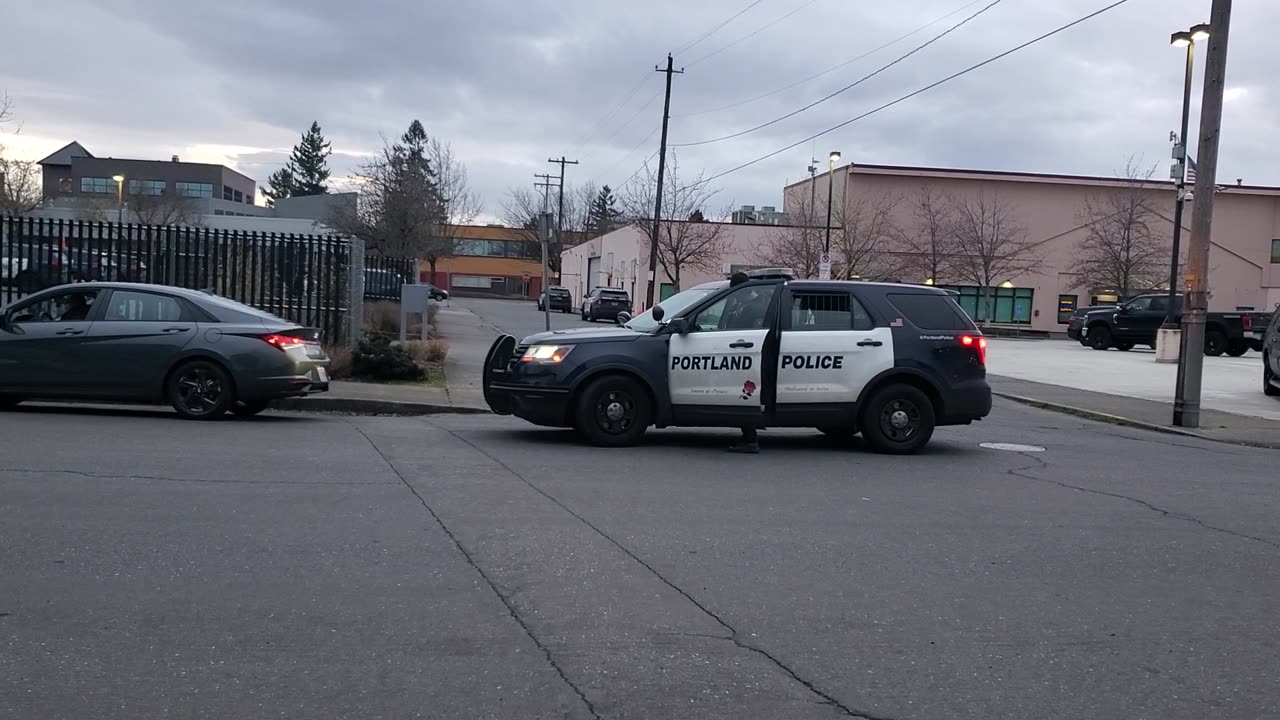 COP STOPS MAN FOR DROPPING PASANGER AT CURB