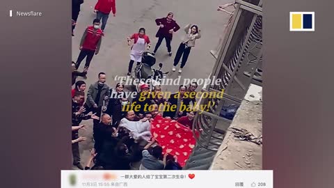 Passers-by use quilt to catch falling toddler in China