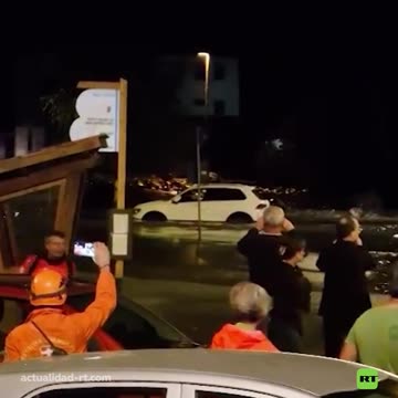 Inundaciones causan una ‘explosión’ de lodo en un pueblo italiano