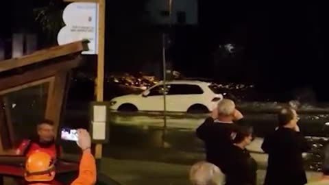 Inundaciones causan una ‘explosión’ de lodo en un pueblo italiano