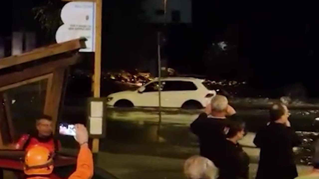 Inundaciones causan una ‘explosión’ de lodo en un pueblo italiano