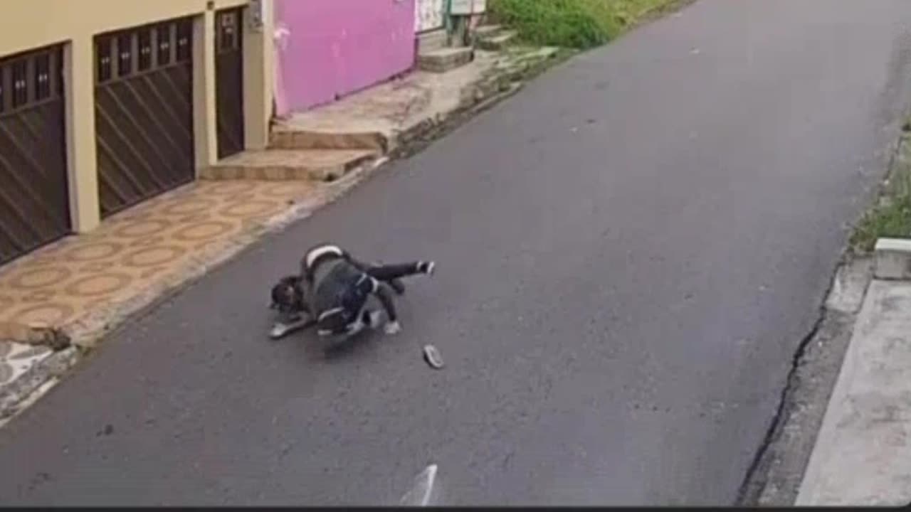 Ladrão tenta roubar homem, mas leva corretivo da população em Manaus