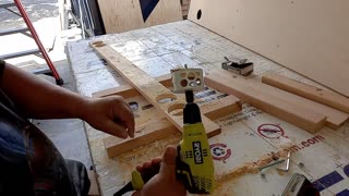 Bench top leveling block for pouring projects
