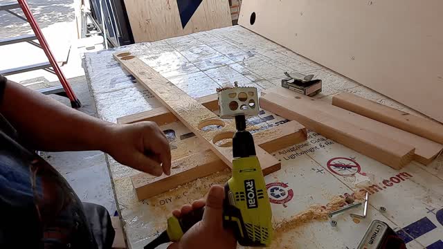 Bench top leveling block for pouring projects