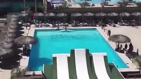 Unbeliveable dive 😱😱