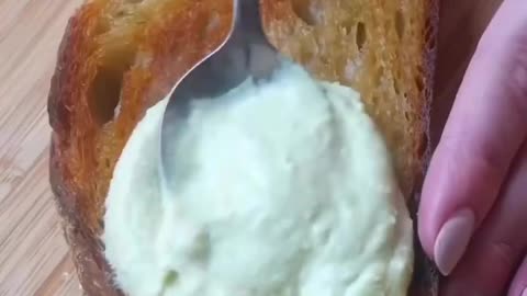 Whipped Avocado & Cream cheese toast 🥑🍅