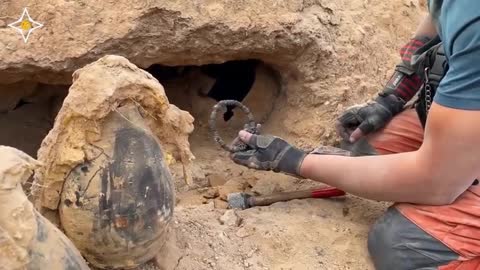 61 +++ Moment of finding treasure full of gold and jewels treasure hunting using metal detector