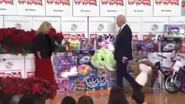 ΑΥΤΟΣ ΕΔΩ ΚΥΒΕΡΝΑ ΤΗΝ ΑΜΕΡΙΚΗ