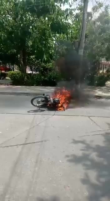 Incendio de moto de presunto atracador en Los Corales