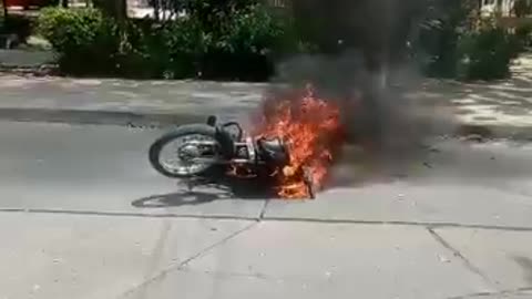 Incendio de moto de presunto atracador en Los Corales
