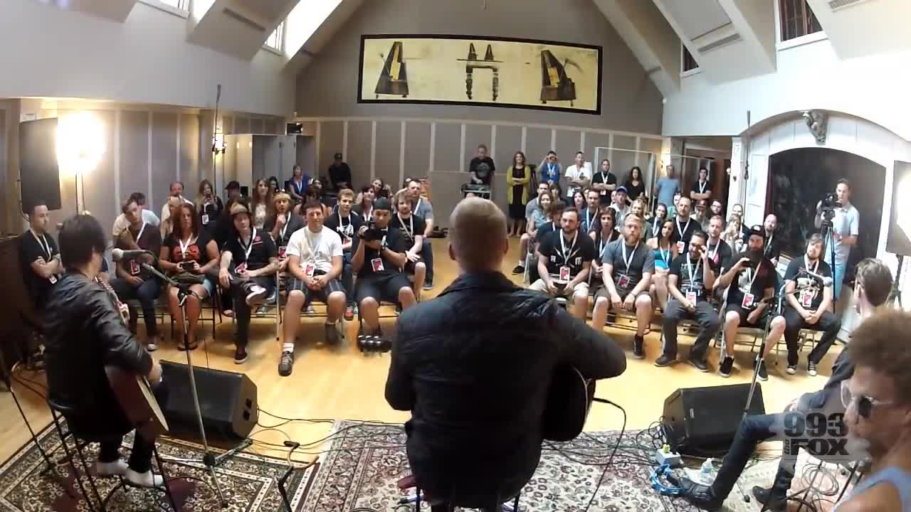 Queens Of The Stone Age - I Sat by the Ocean (Fox Uninvited Guest)