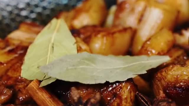 This video is all I understand about braised pork