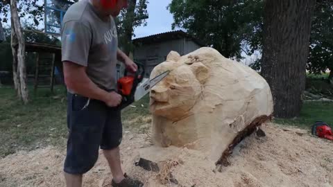 REAL SIZE WOODEN BEAR, amazing chainsaw wood carving