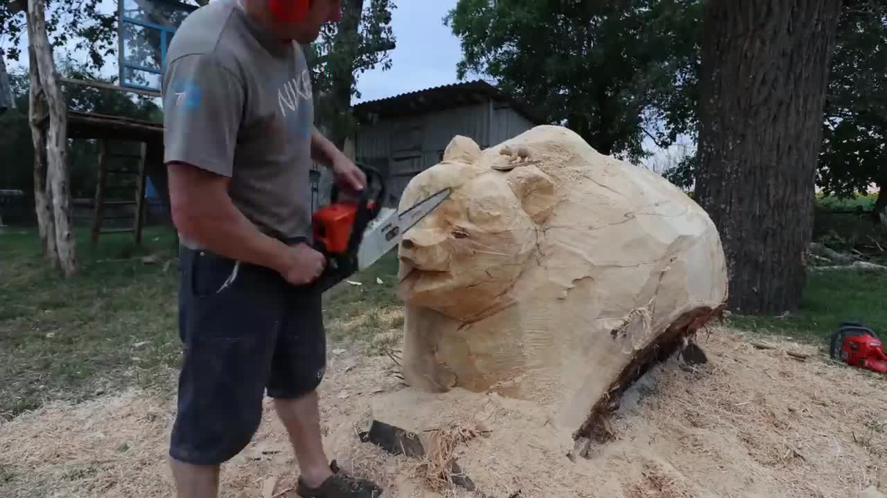 REAL SIZE WOODEN BEAR, amazing chainsaw wood carving