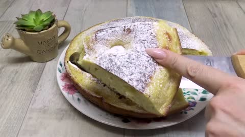 Æbletærte i en stegepande med 3 æg og 2 æbler ifølge Youtube-opskriften på 10 minutter!