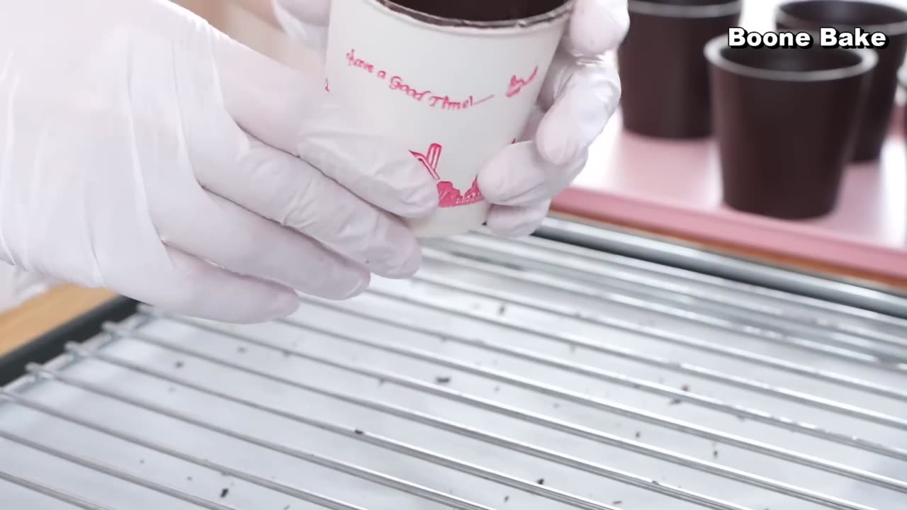 If you make chocolate cups with paper cups and make tiramisu like this, the taste will be richer.