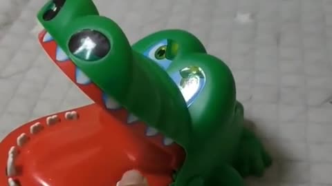 crocodile toy squeezing teeth | eps 1