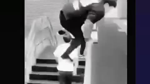See what happens when you're in danger🤣🙄#funny