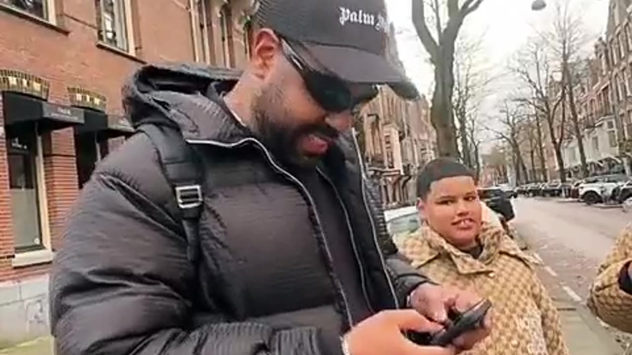 Sempre têm um boca aberta que delata o sistema podre olha a grana do Soros aí !