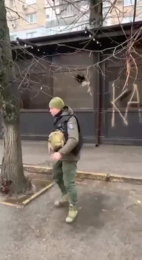 Kherson, Ukriane: Ukraine soldiers vandalizes restaurant, throws rock through window