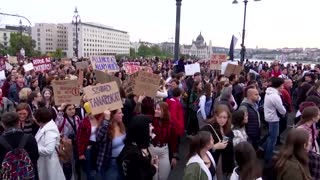 Thousands protest in Hungary to support teachers