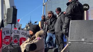 Freedom Convoy spokesman Benjamin Dichter addresses the crowd: “This is an example for the world.”