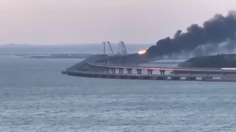 Крымский мост ГОРИТ! Первые кадры очевидцев