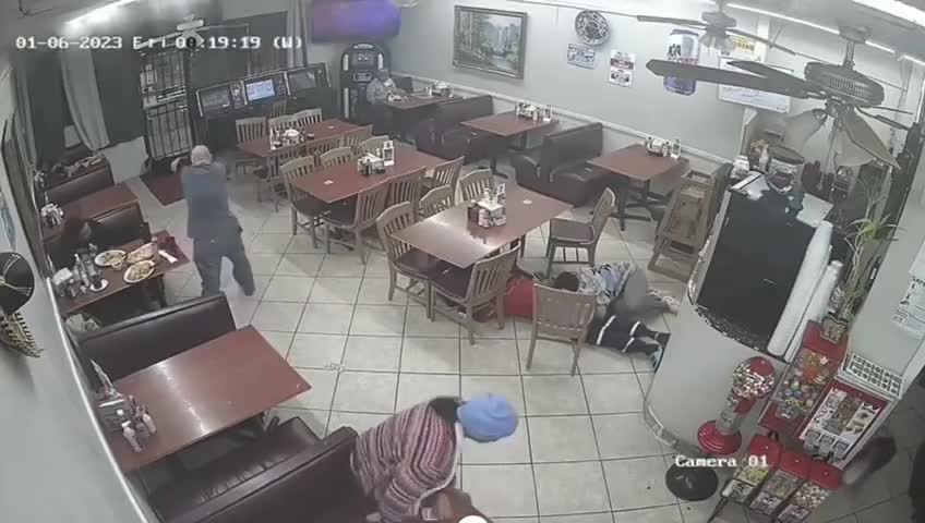 사람 많은 장소에 총 들고 들어가서 협박하면 생기는 일.