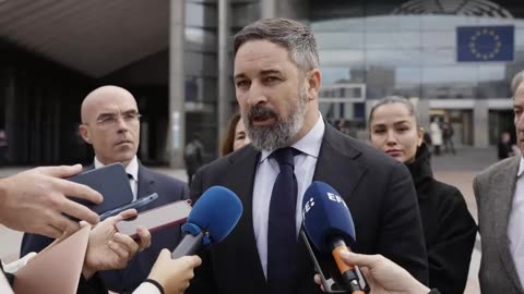 2.- Rueda de prensa de Abascal en Bruselas tras reuniones con meloni y Patriots