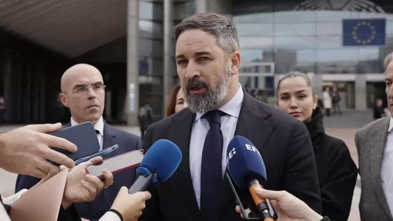 2.- Rueda de prensa de Abascal en Bruselas tras reuniones con meloni y Patriots