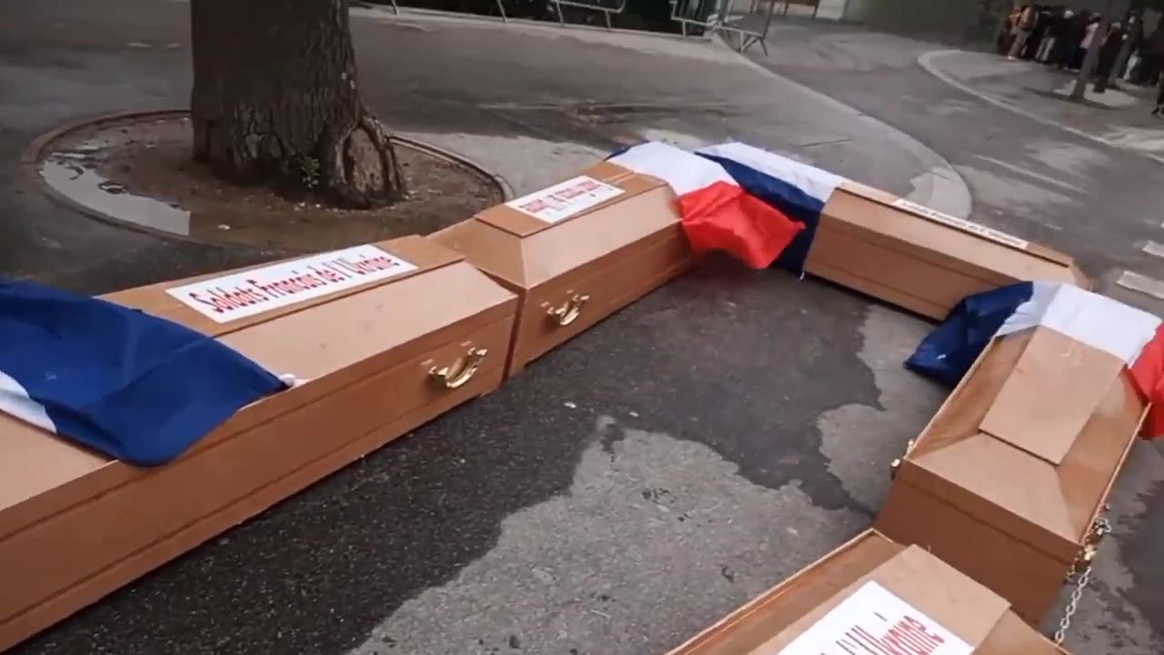 🇺🇦🇫🇷 Video from the protest with 5 coffins near the Eiffel Tower in Paris.