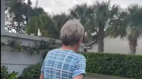 OLD LADY👀HITS💥GUYS PARKED🚘CAR AND RUNS🤔