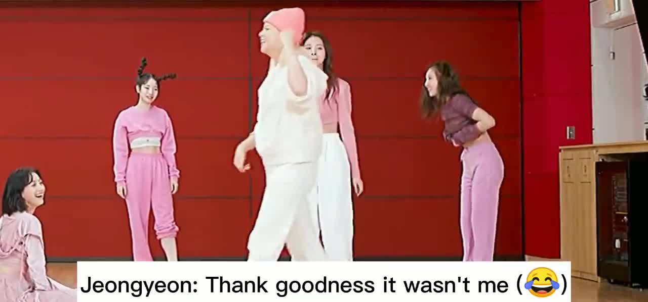 Tzuyu funny fails in "Scientist" dance practice.