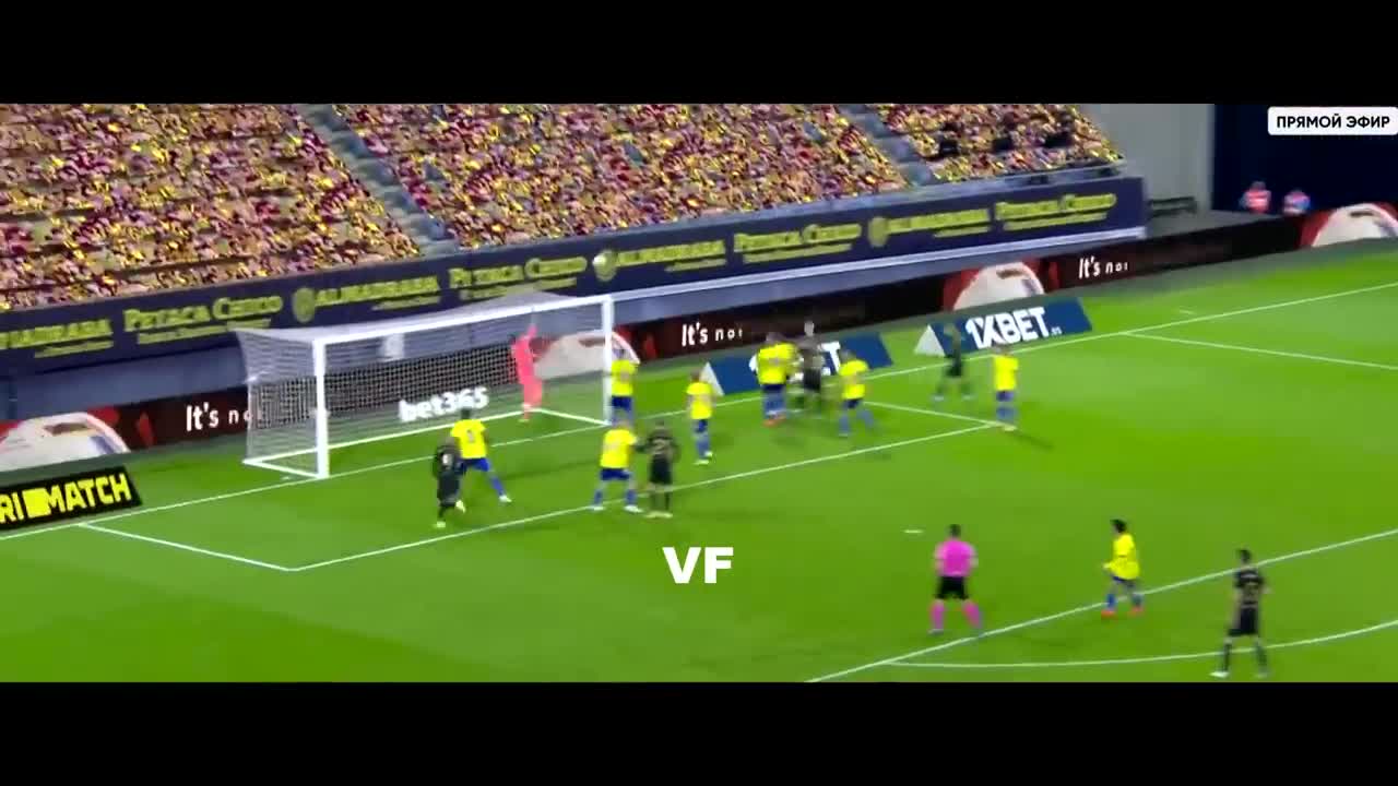 Messi keeps trying to score from corner kicks...