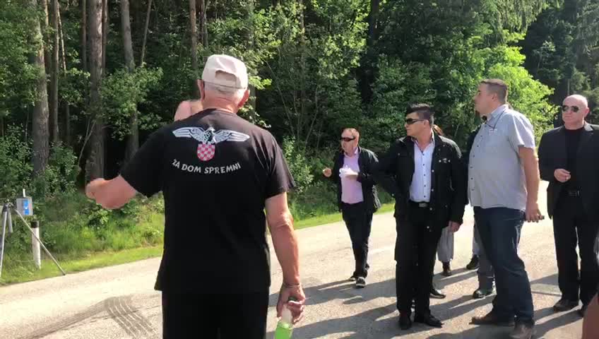 Policija zaustavila muškarca s ustaškom majicom