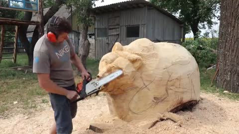 REAL SIZE WOODEN BEAR, amazing chainsaw wood carving