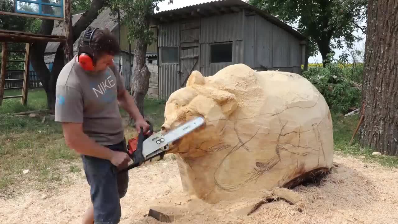 REAL SIZE WOODEN BEAR, amazing chainsaw wood carving