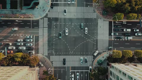 FREE NO COPYRIGHT 4K HD VIDEO OF TRAFFIC OF AN INTERSECTION ROAD IN A CITY