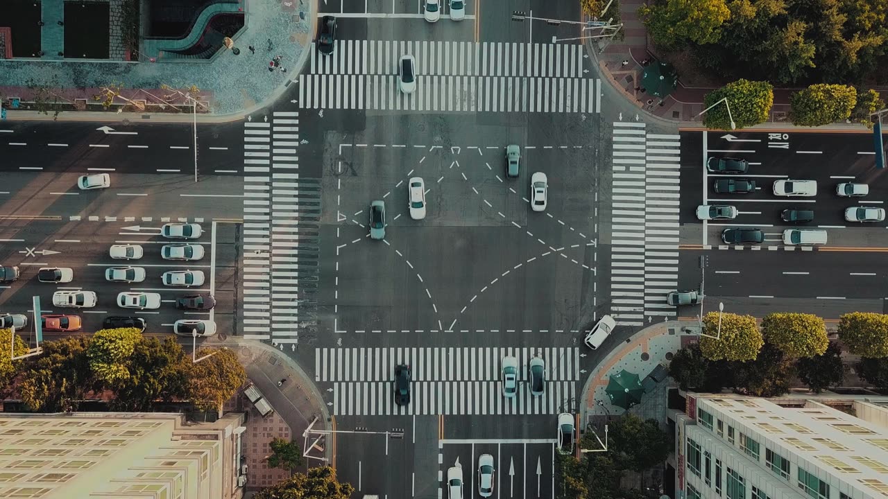 FREE NO COPYRIGHT 4K HD VIDEO OF TRAFFIC OF AN INTERSECTION ROAD IN A CITY