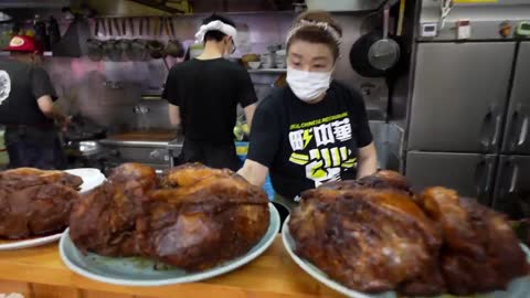 Giant meat! A day at a popular ramen restaurant - Japan
