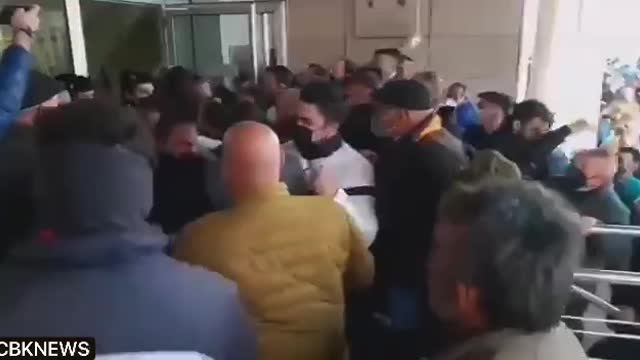 Farmers have had enough, protesting in front of the mayor's office