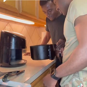 Teaching my Haitian cousin about an Air Fryer