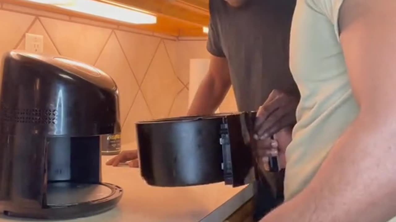 Teaching my Haitian cousin about an Air Fryer