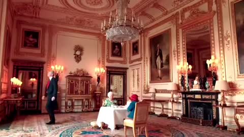 Queen Elizabeth hosts Paddington Bear at Buckingham Palace to kick off Jubilee Concert